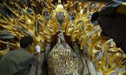 Khi các công nhân sửa chữa bức tượng Phật Bà Quan Âm 800 năm tuổi, họ đã vô tình kích hoạt cơ chế và phát hiện ra điều bất ngờ