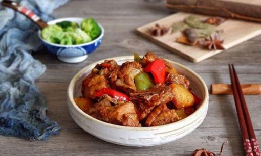 Sườn heo hầm khoai tây theo cách này vừa mềm vừa ngon, cả nhà thích mê, nấu bao nhiêu cũng hết