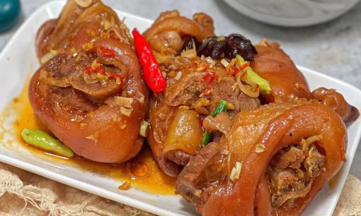 Trổ tài làm món giò heo kho coca ngon mềm mà không bị ngấy