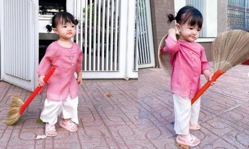 Lụi tim với loạt khoảnh khắc 'cô hai' nhà Đông Nhi - Ông Cao Thắng diện áo bà ba, tay cầm chổi quét nhà cực yêu