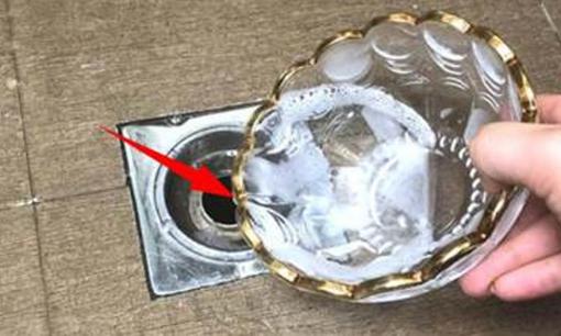 Có mùi hôi bốc ra từ cống không? Đổ một chậu nước vào đường ống, cống sẽ sạch và không còn mùi hôi