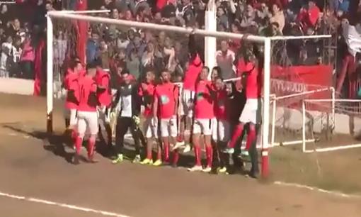 Pha dàn xếp đá phạt với hàng rào không tưởng khiến dân tình cảm thán: 'Khó thế cũng làm được!'