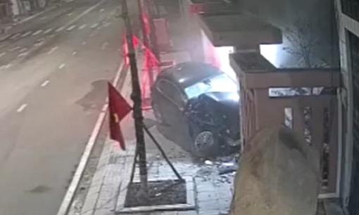 'Xế hộp' Porsche lao như tên bắn, tông sập cổng nhà dân