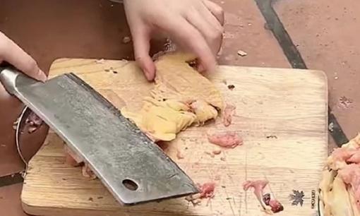 Nhìn gái đoảng chặt gà như gãi ngứa, dân tình phát bực: 'Cầm dao còn không nổi'