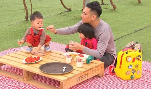 Khắc Việt với thử thách một mình chăm cặp song sinh trong vòng 48 giờ