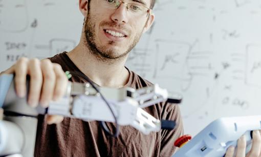 Robot cộng tác là gì và tại sao bạn nên sử dụng trong dây chuyền sản xuất