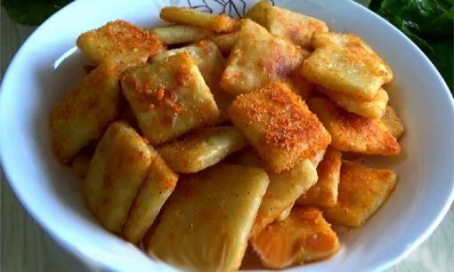Dùng cơm thừa để làm bánh, không có nước và dầu, nhưng ăn vị giòn, đậm đà hơn nhiều so với cơm rang hoặc cháo