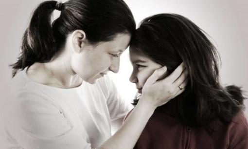 Mở điện thoại của con, người mẹ không tin nổi vào mắt mình, tự hỏi tại sao cô con gái nhỏ lại xem những thứ đáng sợ thế này?