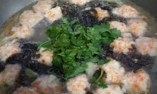 Khi làm món canh tôm rong biển, có nên đảo thịt tôm theo một chiều không? Nhiều người mắc phải sai lầm