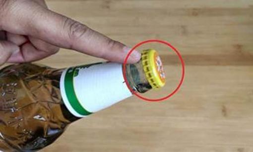Nắp chai bia có 'cơ chế nhỏ', các cô gái có thể mở trong một giây mà không cần dụng cụ khui chai