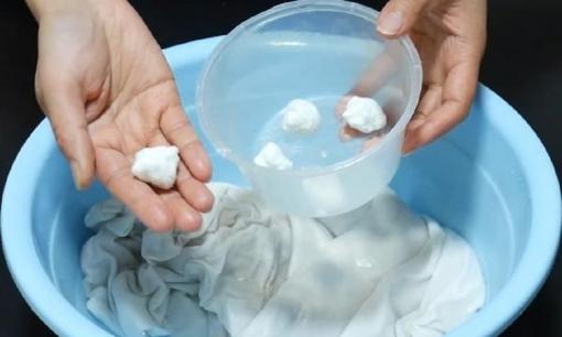 Thêm hai viên “này” vào khi giặt quần áo, quần áo dù có bẩn hay ố vàng đến đâu thì sau khi giặt sẽ sạch như mới