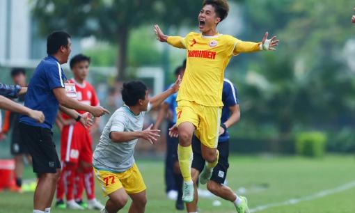 Tái hiện siêu phẩm của Beckham, cầu thủ U19 Hà Nội khiến cả cầu trường phải ngỡ ngàng