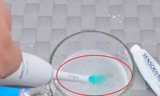 Có cần nhúng kem đánh răng vào nước trước khi đánh răng không? Có thể nhiều người chưa hiểu, chẳng trách răng ngả vàng