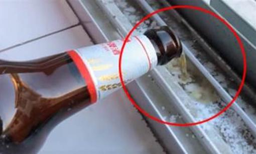 Đổ bia lên khoảng trống của bệ cửa sổ, hiệu quả tuyệt vời, cứ 10 người thì có 9 người không biết phải làm sao, giải quyết được nỗi phiền muộn của nhiều người