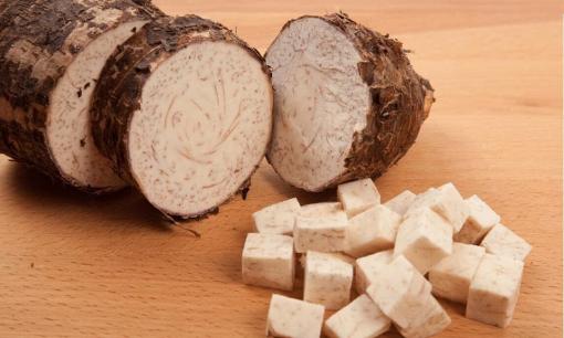 Khi mua khoai môn (khoai sọ), thật sai lầm khi cứ chọn củ to và nặng tay. Người nông dân sẽ dạy bạn cách chọn củ nào cũng thơm bở