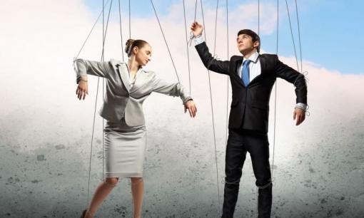 4 dấu hiệu bạn đang bị người yêu thao túng trong tình cảm