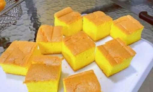 Bánh bông lan bí đỏ ngọt và bông xốp, bé ăn hoài không chán