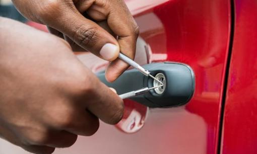 8 cách giúp mở xe ô tô nếu bạn quên chìa khóa bên trong 