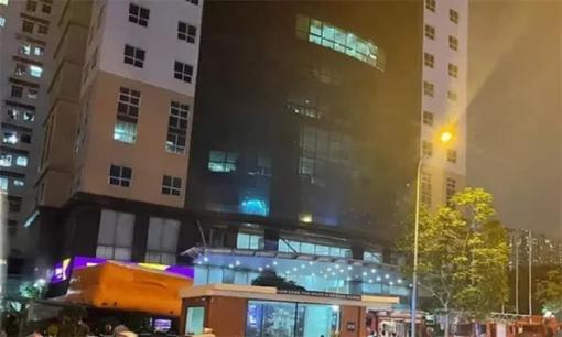 Hà Nội: Cảnh sát đu dây khẩn cấp từ tầng 20 giải cứu nam sinh lớp 9 cầm dao định tự tử