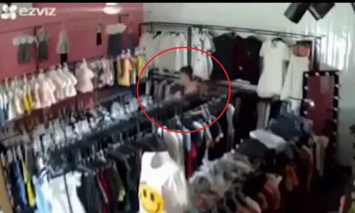 Chủ shop quần áo la hét thất thanh, gọi chồng giải cứu khi bị kẻ biến thái tấn công