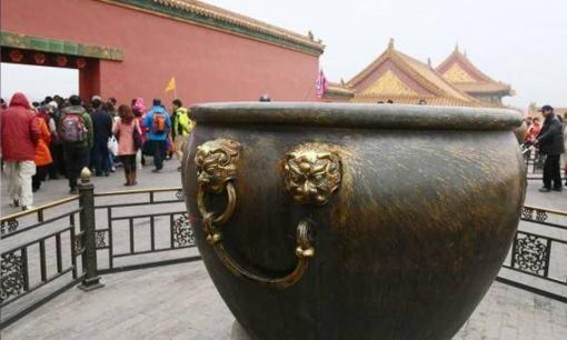 Tại sao những người giàu có thời cổ đại đặt rất nhiều bồn nước trước cửa nhà, và chúng được sử dụng để làm gì?