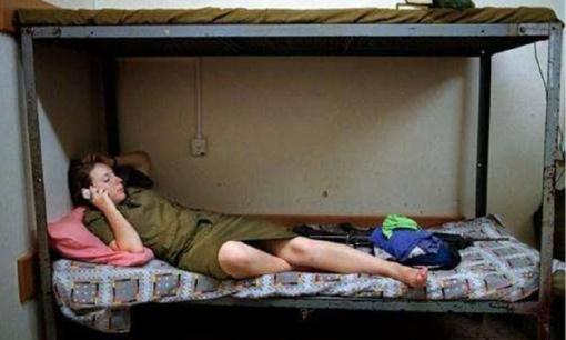 Bạn cùng phòng trong ký túc xá ở trường đại học luôn buôn điện thoại muộn với bạn trai, sao có thể lịch sự nhắc nhở cô ấy nghỉ ngơi sớm?