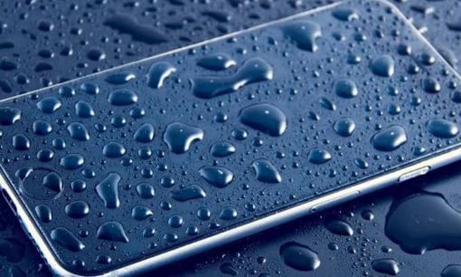 3 điều nên và không nên làm khi cổng sạc điện thoại bị ướt 