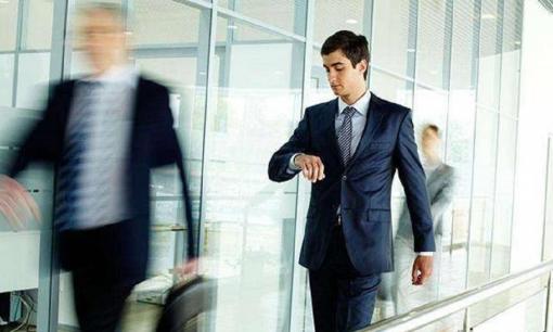 Công ty quy định tan sở kết thúc lúc 5 giờ, nhưng nhiều đồng nghiệp ở lại đến 6 giờ mới về, bạn sẽ về lúc 5 giờ?