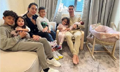 Cristiano Ronaldo đón 'công chúa' mới sinh về nhà sau cú sốc mất con trai