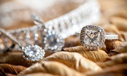 Trang sức - quyền lực: Thông điệp không lời của các chính trị gia 