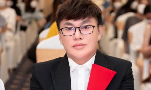 NTK Tommy Nguyễn cực phong cách khi ngồi “ghế nóng” đấu trường nhan sắc