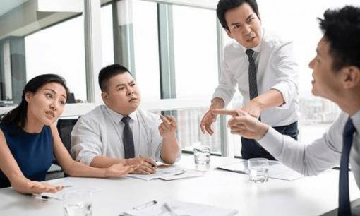 Có một cuộc cãi vã với lãnh đạo, và lãnh đạo muốn dừng công việc của bạn, nói rằng bạn không cần thiết nữa, phải làm thế nào?