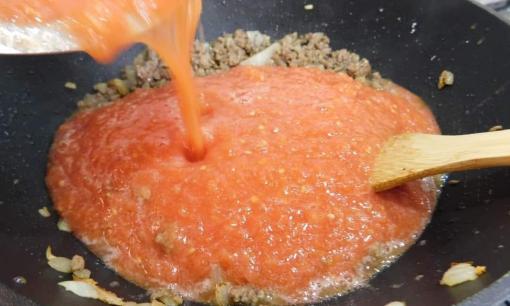 Đây là công thức làm nước sốt để ăn với mì hay pizza tại nhà, ngon miễn chê và không có chất bảo quản