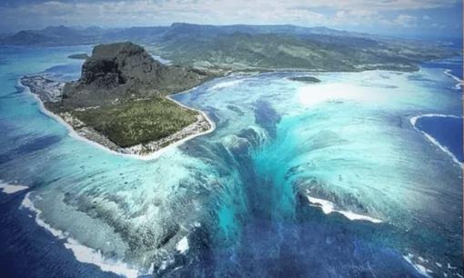 Thác nước kỳ lạ nhất trên thế giới, không nằm trên mặt đất mà ở dưới đáy biển, với độ sụt tối đa là 3.500 mét