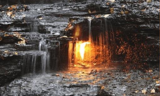 Thác nước kỳ diệu nhất thế giới có ngọn lửa ngàn năm tuổi ở dưới đáy nhưng vẫn chưa rõ nguyên nhân