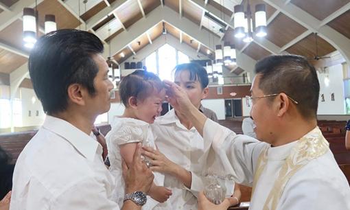 Dustin Nguyễn và Bebe Phạm làm lễ rửa tội cho con thứ ba, dung mạo ái nữ vô cùng xinh xắn 