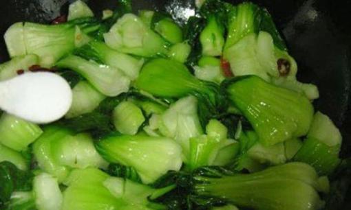 Bất kể bạn đang xào rau gì, đừng cho chúng trực tiếp vào nồi. Hãy học mẹo này, rau xanh sẽ không bị chuyển sang màu đen