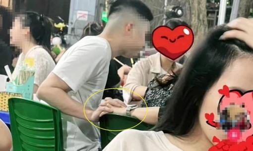 Clip chồng lén lút nắm tay bồ ngay sau lưng vợ tại bàn ăn, trước mặt nhiều bạn bè khiến dân mạng 'sục sôi'