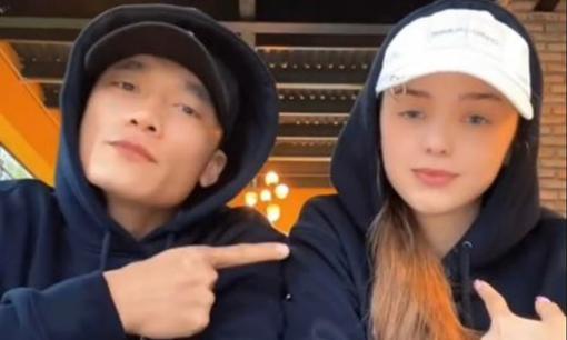 Bạn gái Tây xuất hiện bên cạnh thủ môn Bùi Tiến Dũng sau tin đồn bầu bí, cả hai thể hiện độ hiểu nhau khi sống chung nhà?