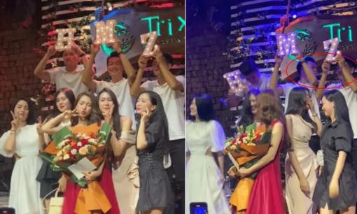 Hội nàng Wags nổi tiếng xuất hiện trong đêm nhạc của Hòa Minzy, Hà Đức Chinh và Thành Chung có hành động khiến dân tình phì cười