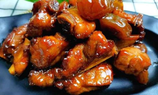 Khi nấu sườn, việc cho trực tiếp vào nồi là một sai lầm lớn! Thêm 2 bước này, miếng sườn mềm, ngon, không tanh