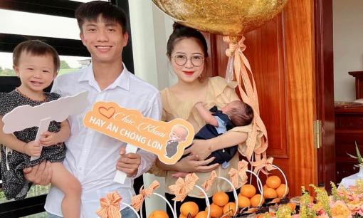 Vợ chồng Phan Văn Đức mừng đầy tháng con trai kèm lời chúc: 'Mở miệng ra giàu sang phú quý!'