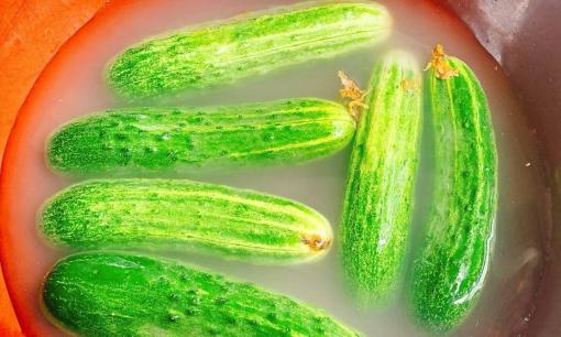 Hãy ngừng rửa dưa chuột với muối! Hướng dẫn bạn 2 mẹo nhỏ, bẩn sẽ tự động trôi đi, ăn uống cũng yên tâm hơn