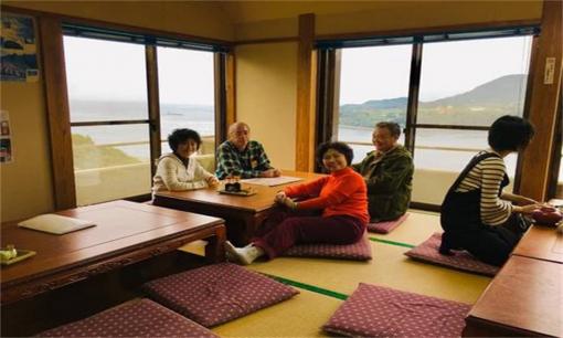 Người Nhật cởi giày khi vào nhà, lỡ chân bốc mùi thì phải làm sao? Hãy xem nữ tiếp viên người Nhật nói gì?