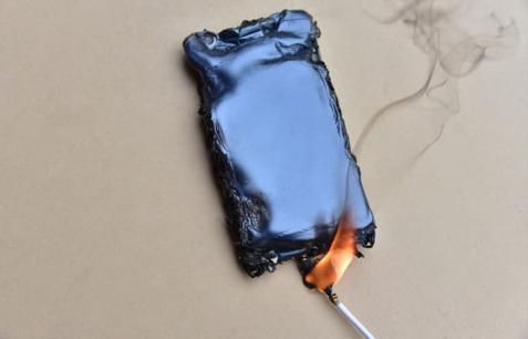 Điện thoại tự phát cháy vào đêm khuya! Cô gái 'cháy tóc' khi tỉnh dậy và cảnh tượng thảm thương được phơi bày