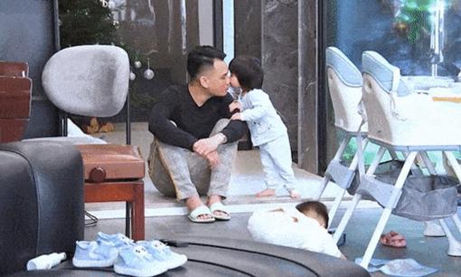 Khắc Việt cực gắt chỉnh đốn ái nữ trên sóng truyền hình, đúng chuẩn 'không đẻ con gái, đời không nể'