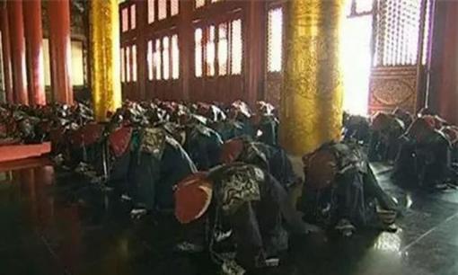 Các quan chức triều Thanh tung tay áo hai lần trước khi quỳ xuống. Bạn có biết tại sao không? Thật là ý nghĩa!