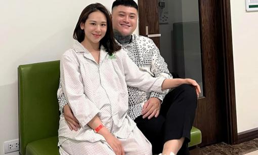 Vợ trẻ của Vũ Duy Khánh sinh con đầu lòng, nhan sắc khi trước khi lên bàn đẻ 'gây sốt' 