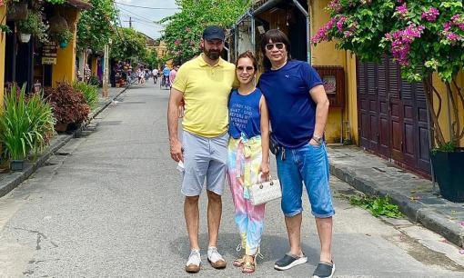 Em gái Hà Anh đi du lịch Hội An, chỉ một chi tiết chứng minh chàng rể Tây rất được lòng bố vợ 