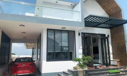Không gian nhà cấp 4 có gác lửng: Nơi để xe siêu tiện, bên trong như resort
